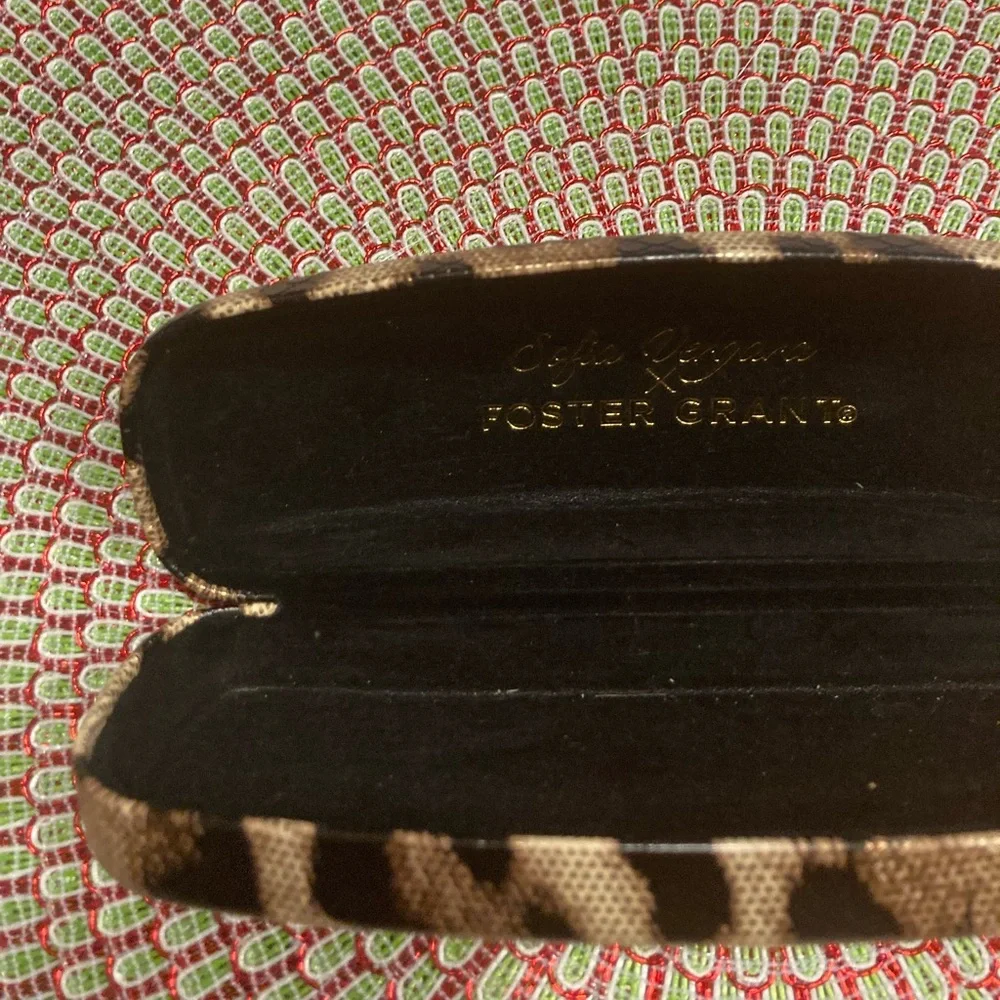 Sofia vergara foster grant eyeglass case - Picture 3 of 4